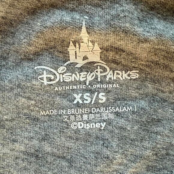 Mickey Minnie Mouse Christmas Snowflake Kisses T-Shirt HK Disneyland Exclusive - Picture 2 of 2